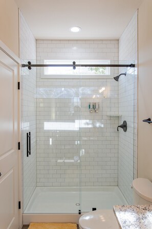Hair dryer, towels, soap, toilet paper - 4-bedroom house in wonderful Colonial Beach (Colonial Beach)