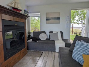 TV, fireplace - Condo 1 - Waterfront with SPA, Fireplace & Barbecue (Sainte-Anne-de-Beaupré)