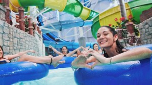 A water park with inflatable tubes and a stone wall. - Riverside Condo w/ Private Hot Tub & Mountain (Sainte-Anne-de-Beaupré)