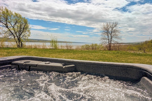 Oasis spa : détendez-vous dans les jets apaisants tout en admirant la vue imprenable sur la rivière — un moment de pur bien-être au cœur de la nature.