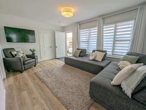 Televisie, een open haard en een kantoor