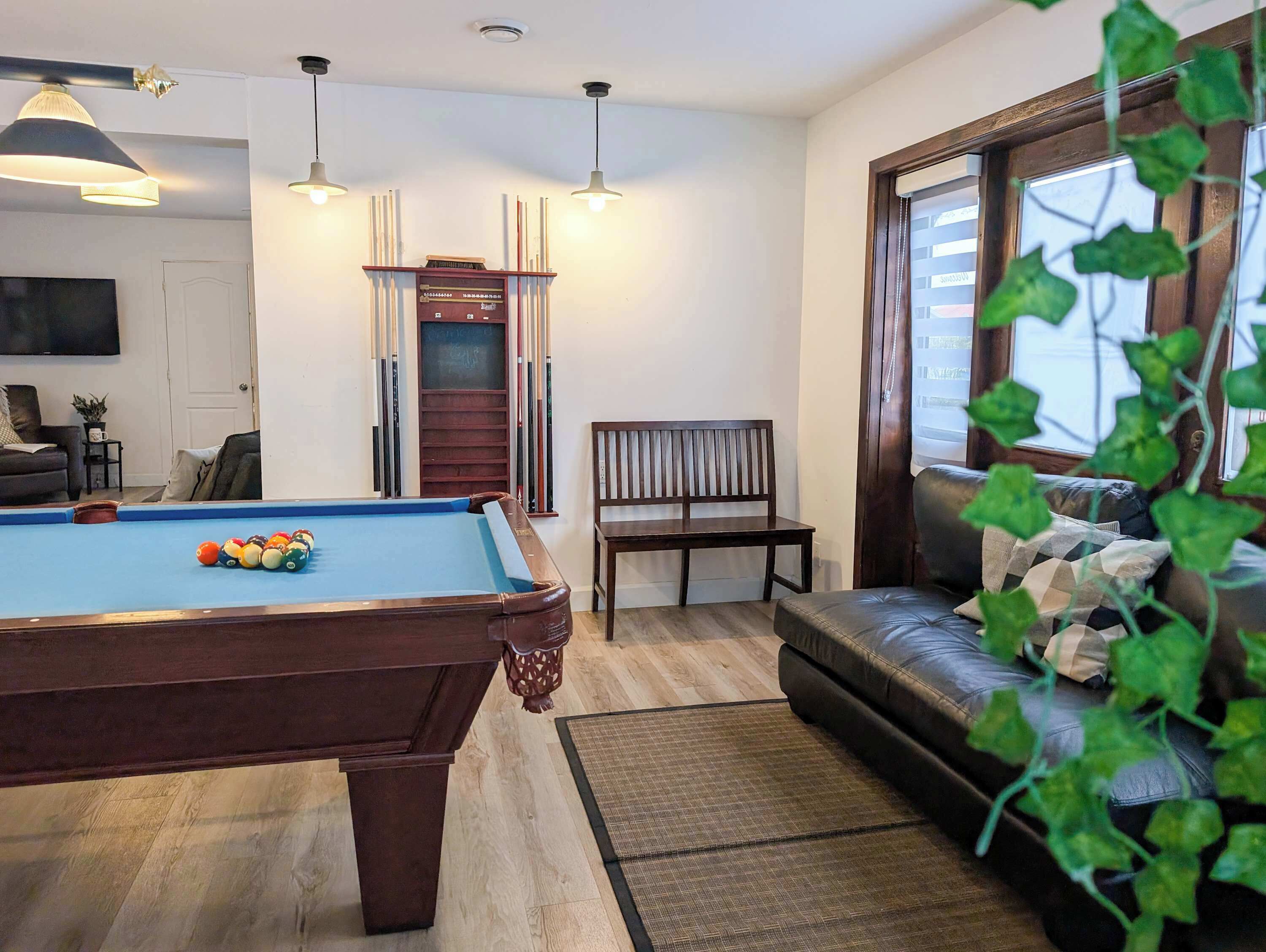 Een televisie, een open haard en een kantoor