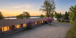 Exterior - Condo #3 | 2 min from the waterfront | Billiards & BBQ (Sainte-Anne-de-Beaupré)