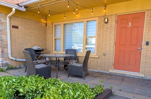 Outdoor dining - Condo #3 | 2 min from the waterfront | Billiards & BBQ (Sainte-Anne-de-Beaupré)
