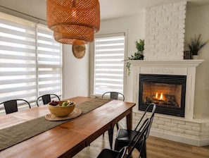 Dining - Condo #3 | 2 min from the waterfront | Billiards & BBQ (Sainte-Anne-de-Beaupré)