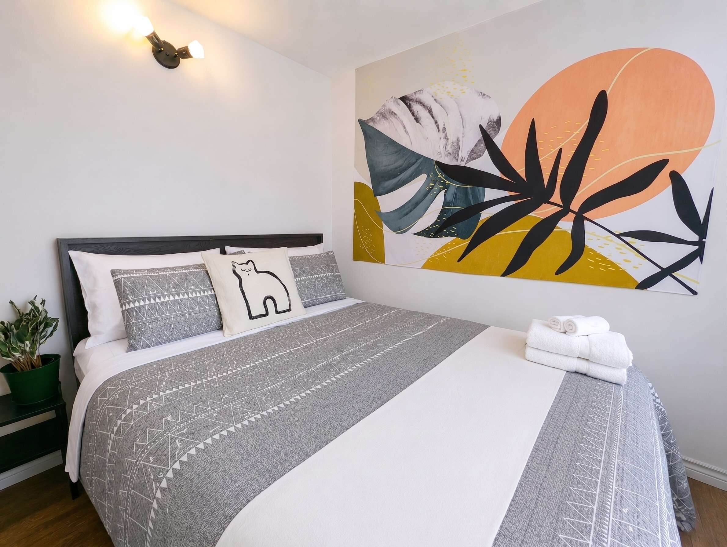 3 bedrooms, travel crib, WiFi, bed sheets