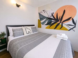3 bedrooms, travel cot, WiFi, bed sheets - Condo #3 | 2 min from the waterfront | Billiards & BBQ (Sainte-Anne-de-Beaupré)