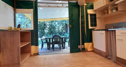 Tente Pagan.
Sur terrain plat et ombragé, avec piscine. Au calme.