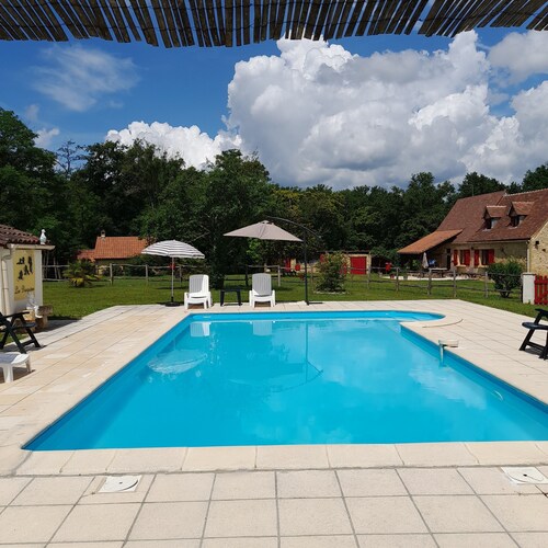 Tente Pagan.
Sur terrain plat et ombragé, avec piscine. Au calme.