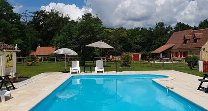 Tente Pagan.
Sur terrain plat et ombragé, avec piscine. Au calme.