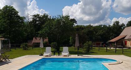 Tente Pagan.
Sur terrain plat et ombragé, avec piscine. Au calme.