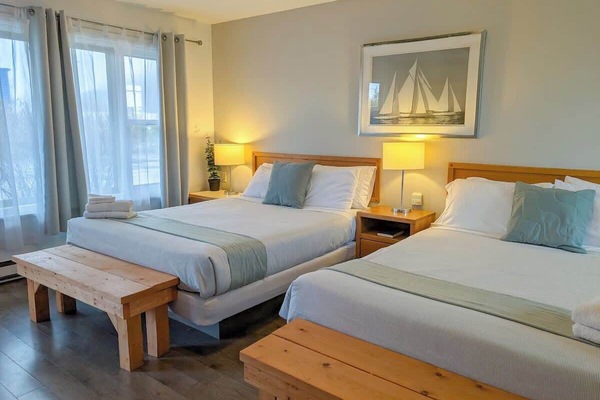 Chambre claire et accueillante avec deux lits confortables, déco sobre et vue sur le jardin—idéale pour des matins zen et des soirées tranquilles.