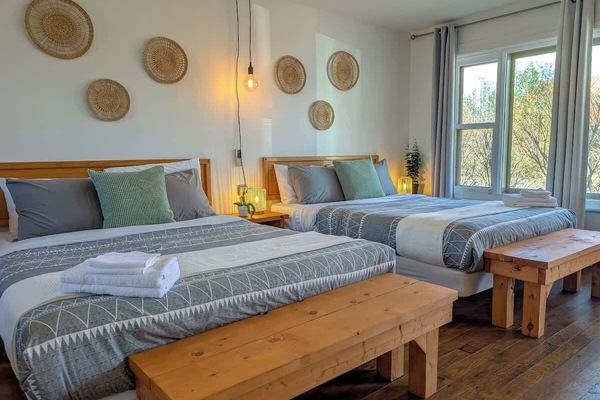 Chambre spacieuse et accueillante—déco élégante, grandes fenêtres et vue imprenable pour des instants de détente absolue.