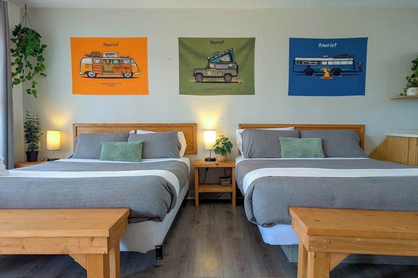 Déco vibrante et lits douillets pour se détendre et partir à la découverte en toute sérénité.