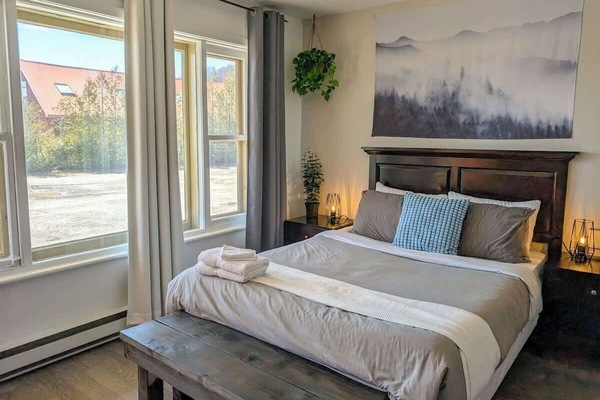 Chambre confortable : Profitez dâune literie moelleuse, dâune douce lumiĂšre naturelle et dâun espace pensĂ© pour un confort absolu.