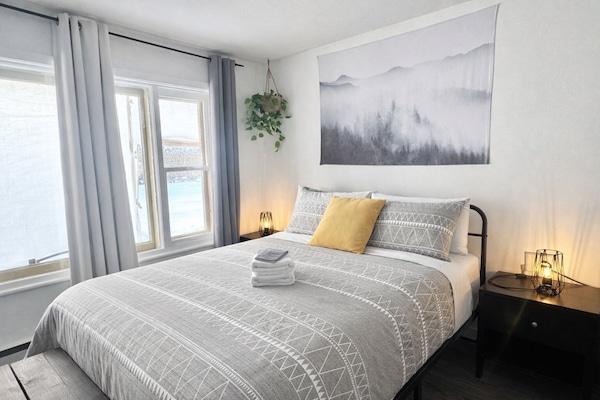 Réveillez-vous dans une pièce baignée de lumière et d'ondes positives. Notre décor minimaliste et nos draps douillets sont choisis pour vous offrir votre meilleure nuit de sommeil à ce jour.