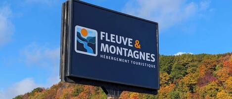 Ein Schild für Fleuve & Montagnes Hébération Touristique mit einem Logo und Text.