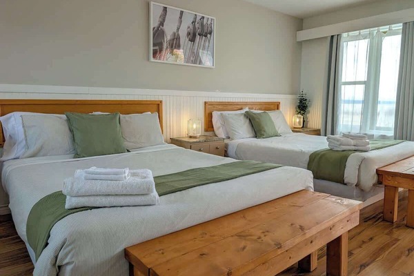 DĂ©tendez-vous avec style dans deux lits douillets, baignĂ©s dâune lumiĂšre naturelle apaisante pour un sĂ©jour paisible.