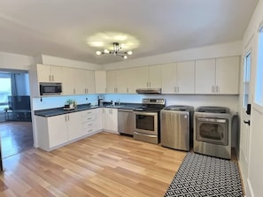 冷蔵庫、電子レンジ、オーブン、コンロ