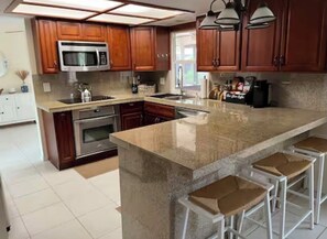 Mikrobølgeovn, ovn, kokeplater og oppvaskmaskin