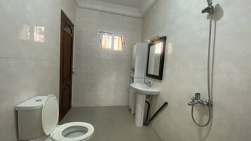 Habitación doble clásica | Baño | Toallas