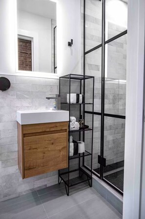 淋浴设施、吹风机、毛巾、肥皂