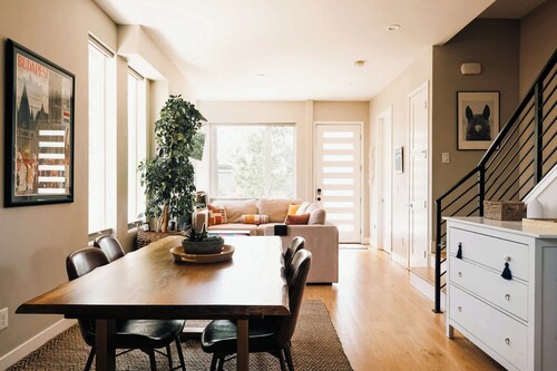 Modern Comfort w Mountain Views | Pet-Friendly 30+