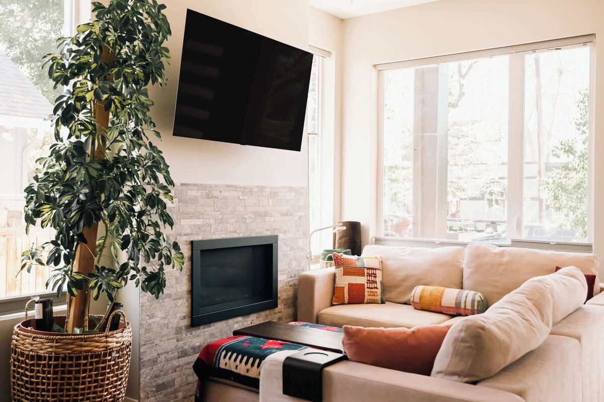 Modern Comfort w Mountain Views - Pet-Friendly