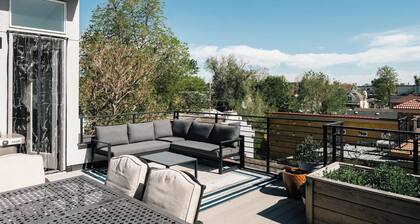 Modern Comfort w Mountain Views - Pet-Friendly