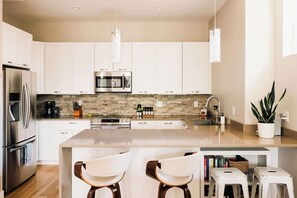 冷蔵庫、電子レンジ、オーブン、コンロ