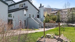 Un edificio residenziale con un cartello che riporta la scritta "MEADOWYLAK 3020 VILLAGE DRIVE".