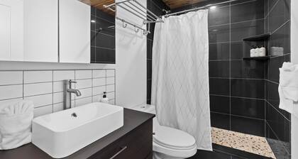 Relaxed 1BR Mountain Escape w Fireplace & Parking