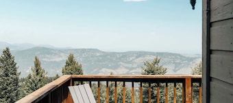 Peaceful Getaway with Hot Tub - Views - Evergreen