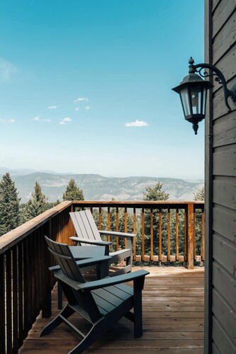Peaceful Getaway with Hot Tub - Views - Evergreen