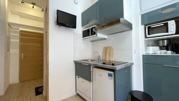 Jääkaappi, mikroaaltouuni, uuni, astianpesukone