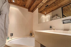 Shower, hair dryer, shampoo - Cozy and Modern Apt in Prime Location Megeve (Megève)