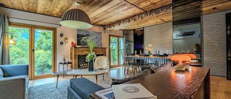 Televisión, chimenea, oficina