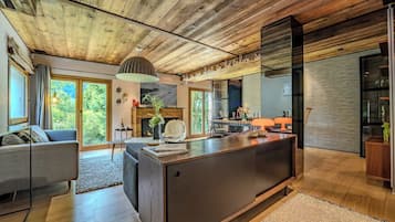 TV, peis og kontorer