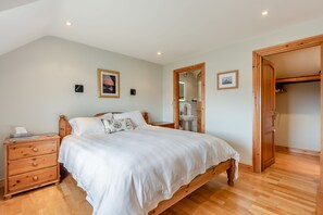 4 bedrooms, iron/ironing board, travel cot, free WiFi - Anchorage House - sleeps 9 guests  in 4 bedrooms (Trearddur Bay)