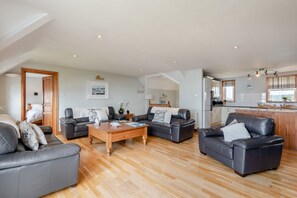 TV, fireplace - Anchorage House - sleeps 9 guests  in 4 bedrooms (Trearddur Bay)