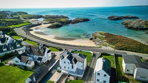 On the beach - Anchorage House - sleeps 9 guests  in 4 bedrooms (Trearddur Bay)