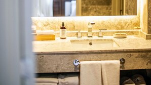 A bathroom with a large mirror, a sink, and a towel rack. - Auria Angostura (Villa La Angostura)