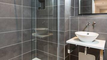 Máy sấy tóc, khăn tắm, xà phòng, dầu gội