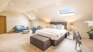 Executive Suite, Private Bathroom (Family) | Laptop workspace, blackout drapes, soundproofing, iron/ironing board