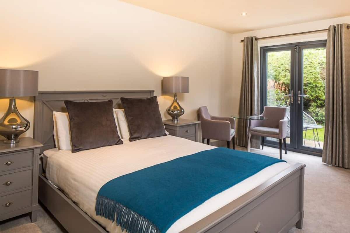Deluxe Double Room, Accessible, Private Bathroom (2)