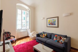 Appartement Confort, vue ville | Coin séjour | Télévision à écran plat