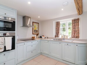 Cookware/dishes/utensils - Magdalen Cottage (Banbury)