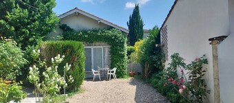 Quiet outbuilding with character, direct to Bordeaux tramway in 20 minutes