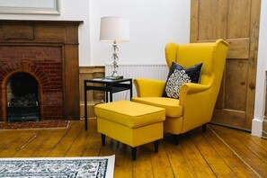 TV, offices - Elegant Apartment by Princes Street Gardens (Edinburgh)