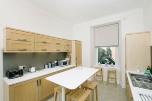 Microwave, oven, stovetop, dishwasher - Elegant Apartment by Princes Street Gardens (Edinburgh)